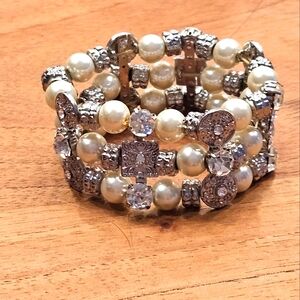Faux pearl crystal Silvertone stretch bracelet GY3